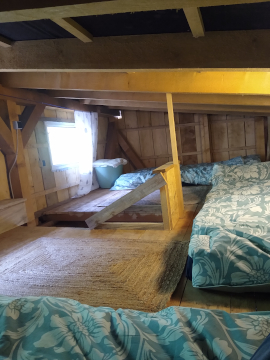 Über der Sattelkammer wird übernachtet beim Event Übernachtung auf dem Ponyhof. Übernachtung Matratzenlager bei Pferdegestütztes Coaching Breindl in Furtwangen